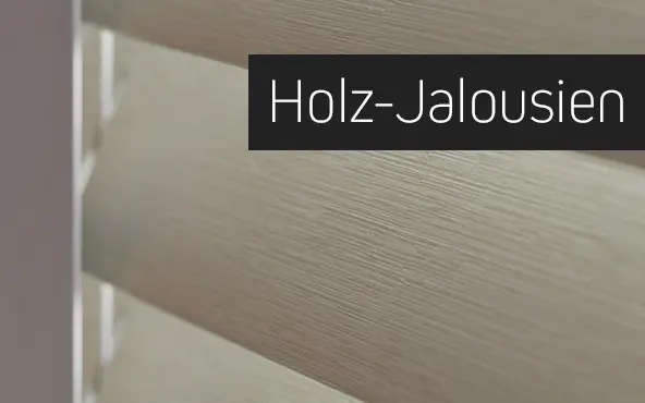 Nahaufnahme von Holzjalousien mit horizontalen Lamellen