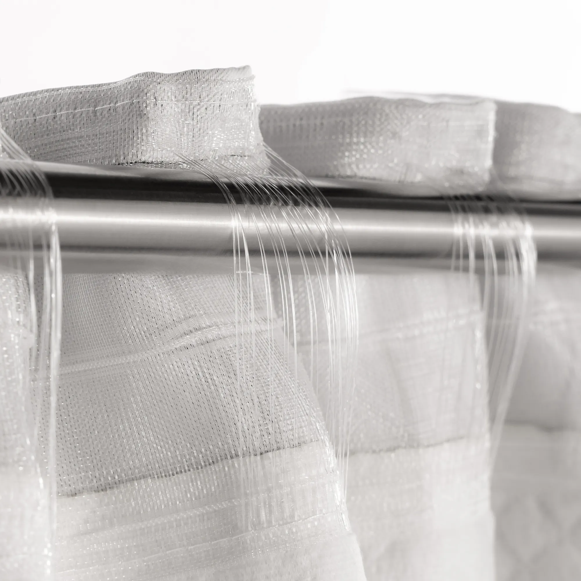 Tenda acustica con nastro combinato fissata a una barra, vista dettagliata del sistema di sospensione