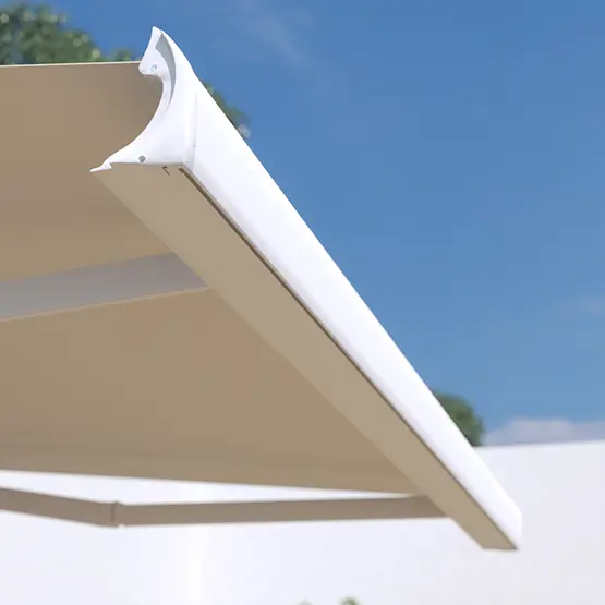 Markise auf Terrasse, teilweise eingerollt, mit klappbarem Gestell