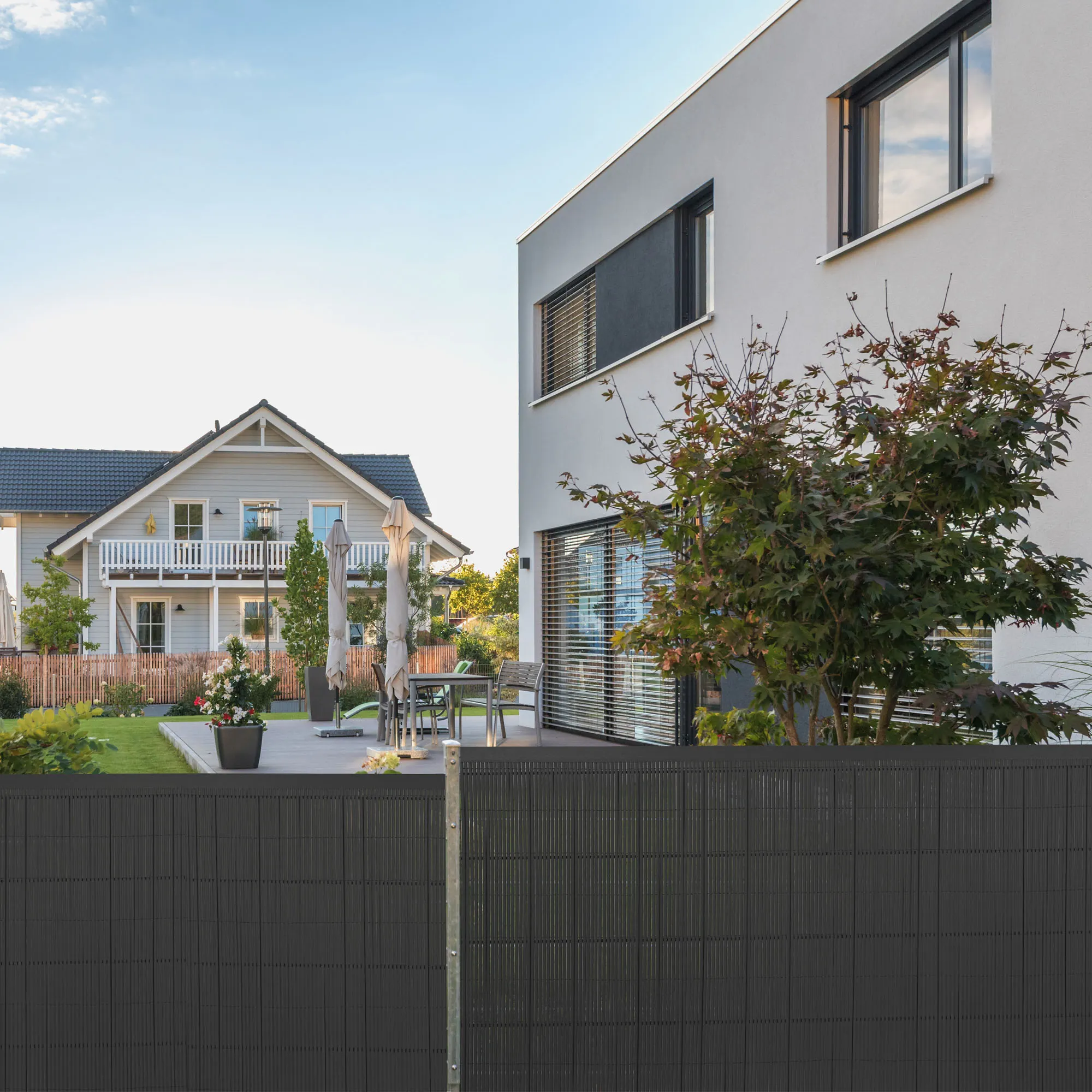 Profilo di copertura per tappeto di protezione davanti a una casa moderna e giardino sullo sfondo