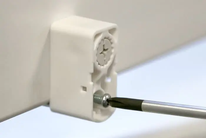 Klemmhalter für EasyFix Plissees, Schraubendreher zieht Schraube an