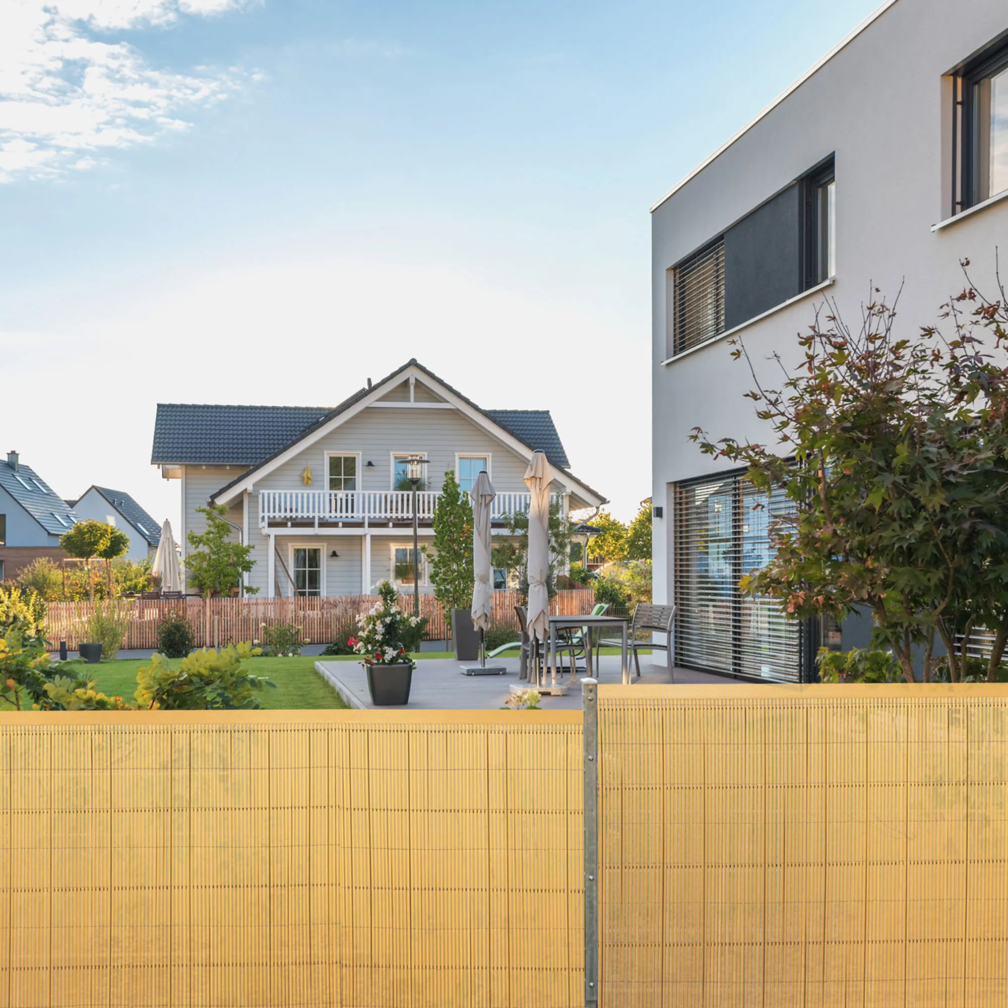 Profilo di copertura per tappeto di protezione davanti a una casa moderna e giardino sullo sfondo