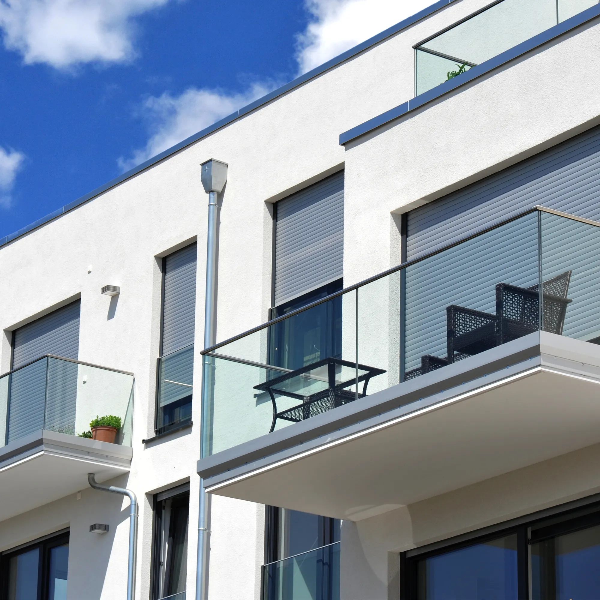 Edifici residenziali moderni con balconi e parapetti in vetro