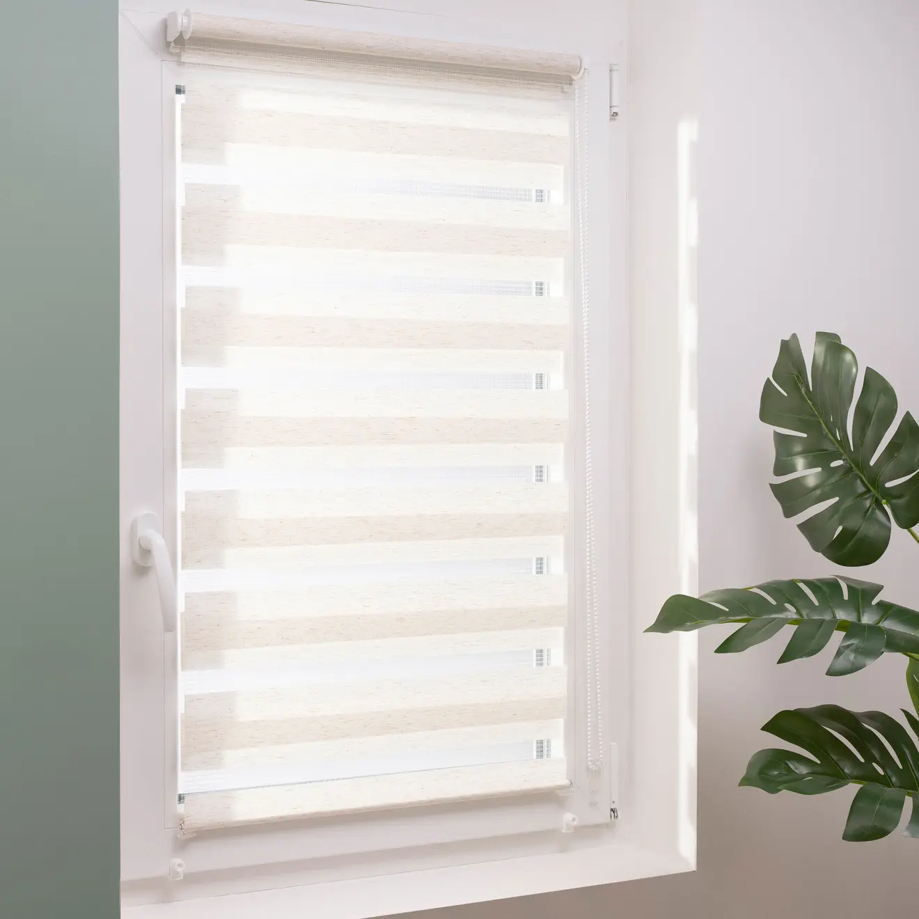 Estor noche y día con montaje por pinza en la hoja de la ventana