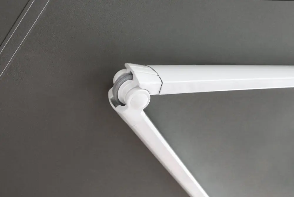 Detailansicht einer Kassettenmarkise Line mit Gelenkarm und Gehäuseelementen