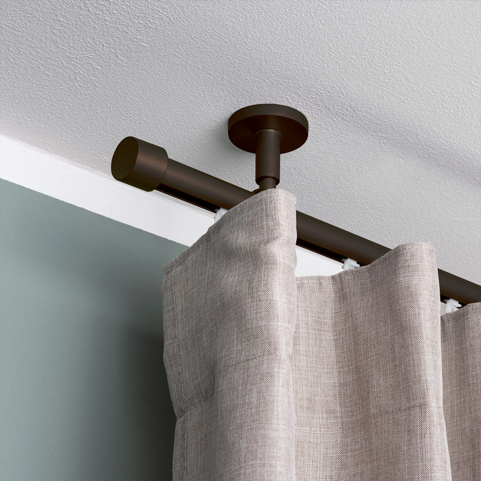 Estremità per asta per tende montata a soffitto con tenda fissata