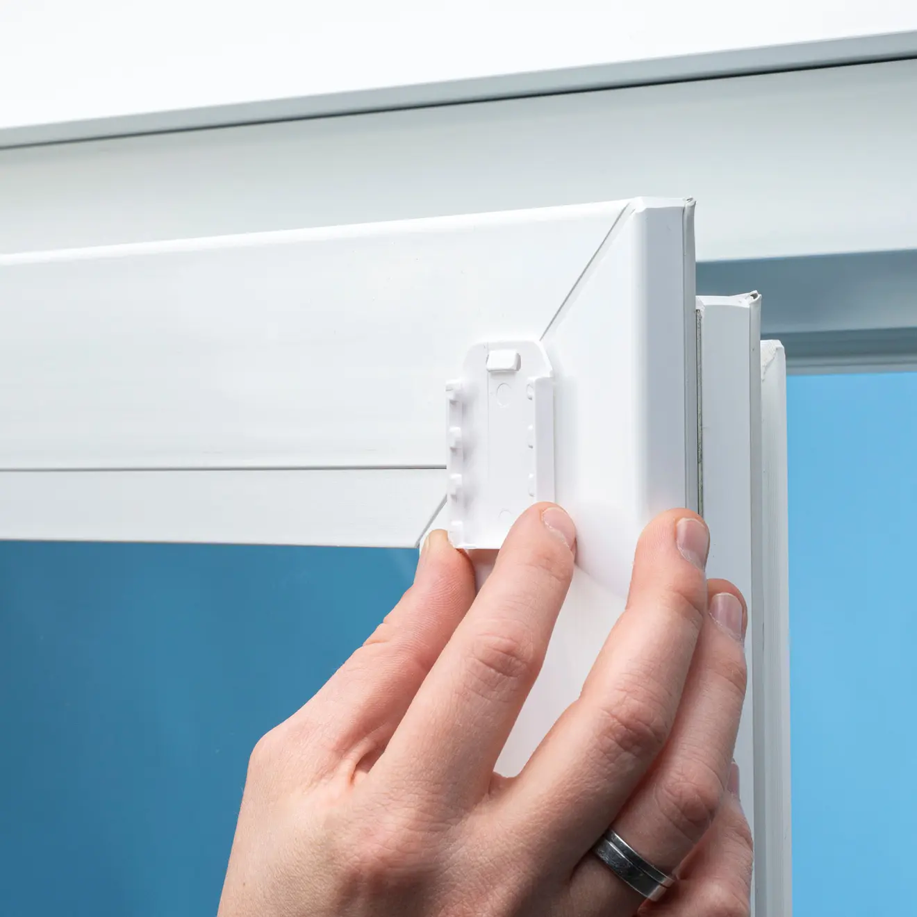 Position für den Universal-Klebeträger am Fensterrahmen bestimmen und kennzeichnen