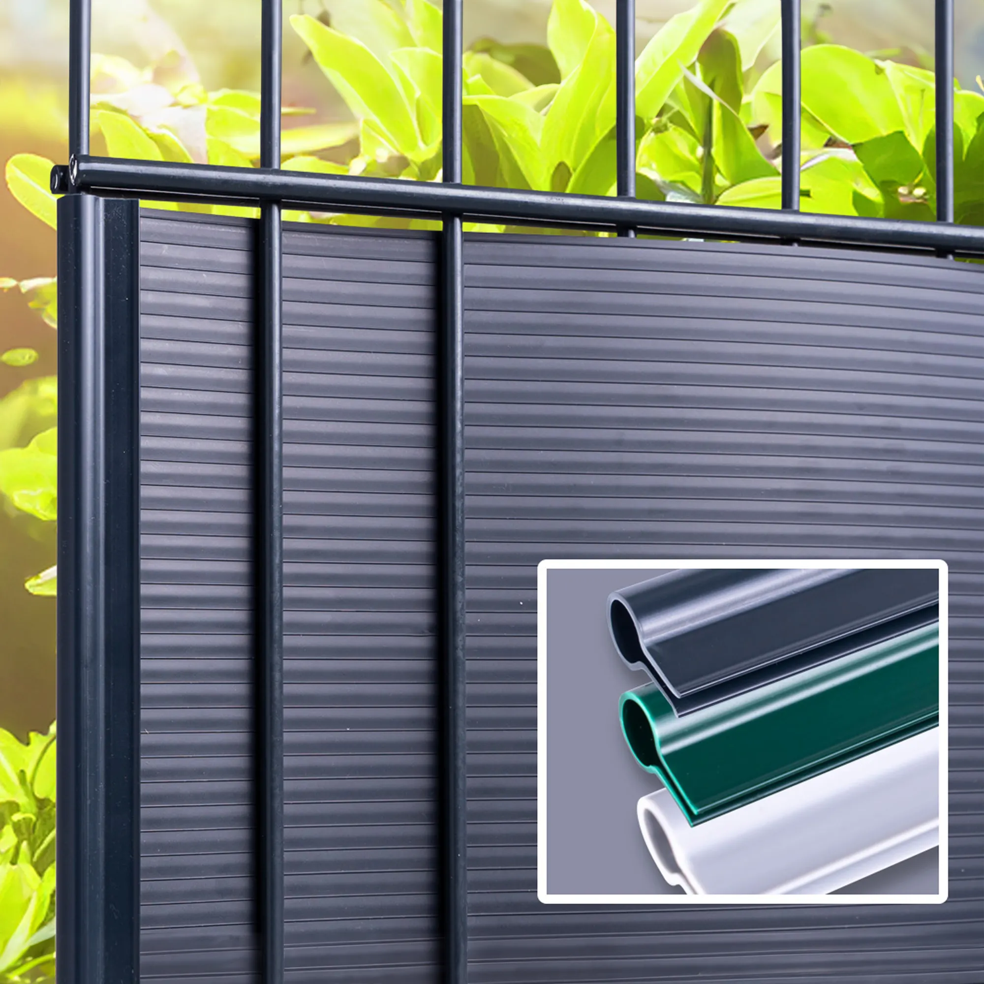 Recinzione con strisce di protezione e vista dettagliata delle estremità delle strisce