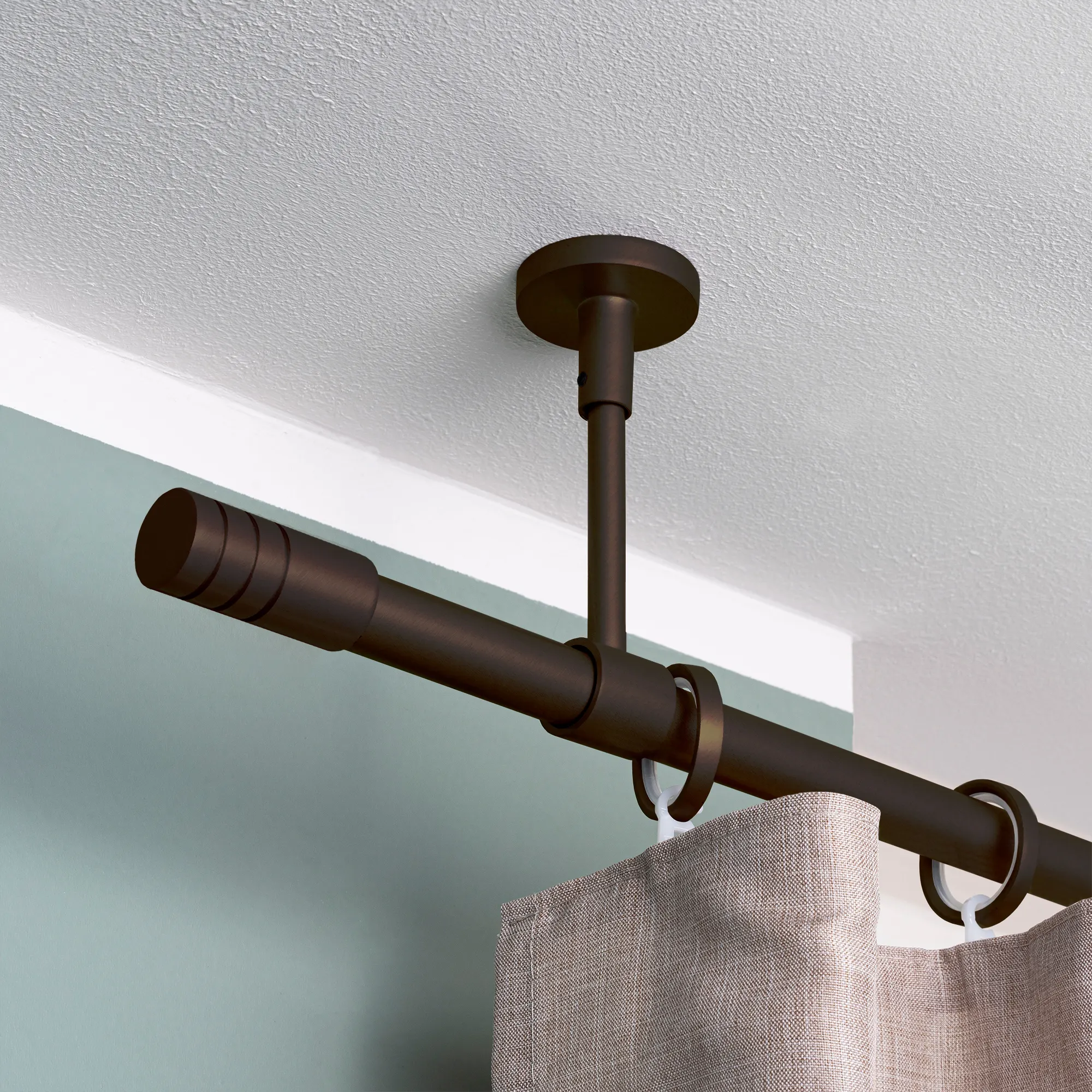 Bastone per tende montato a soffitto con anelli e tenda in design moderno