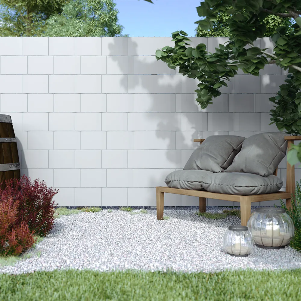 Striscia di protezione in PVC in un giardino con area salotto e piante