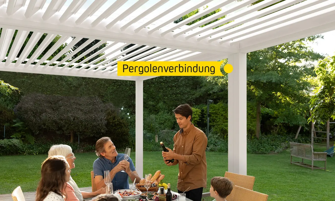 Pergola mit verstellbarem Lamellendach in einem Gartenbereich, Menschen sitzen darunter