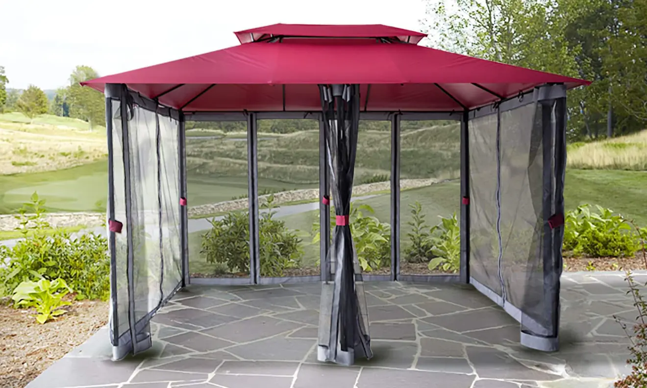 Gartenpavillon mit Moskitonetz, rechteckige Form, freistehend auf Steinboden im Freien