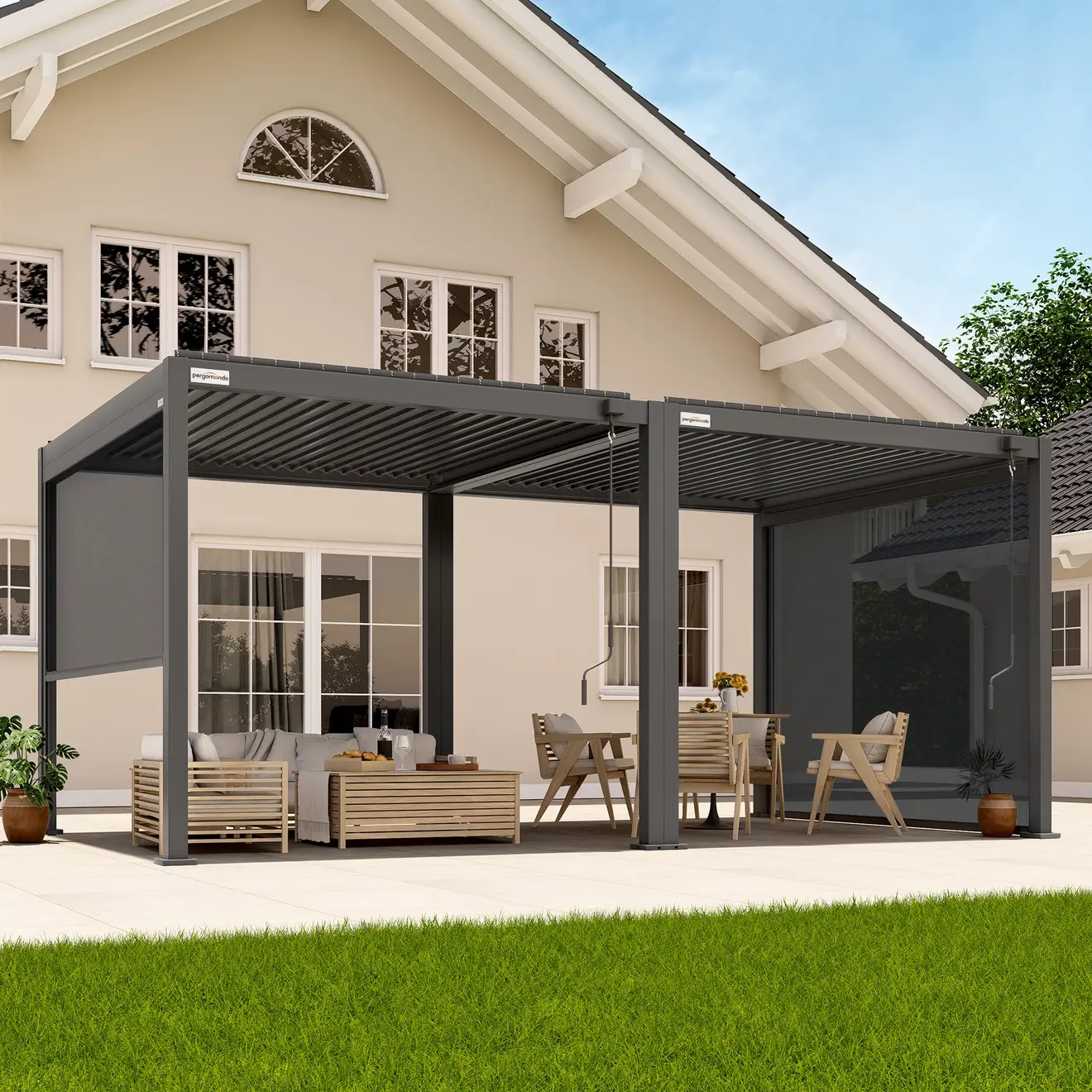 Pergola mit Lamellendach vor einem Haus, ausgestattet mit Sitz- und Essbereich im Freien