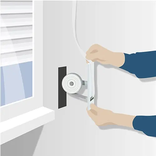 Elektrischer Gurtwickler eWickler Comfort an einem Fenster montiert, Hände justieren den Gurt