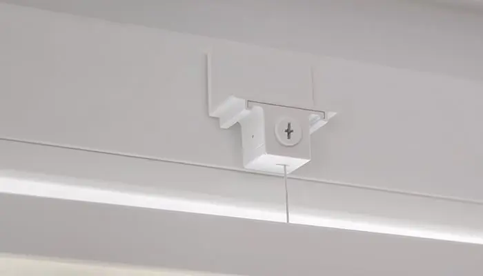 EasyFix Plissee Klebehalterung an Fensterrahmen montiert