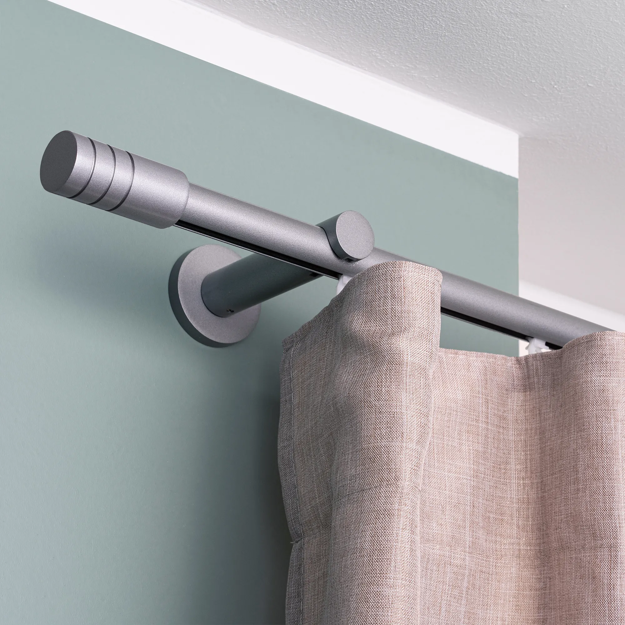 Set di bastoni per tende con corsia interna e tenda montata a parete