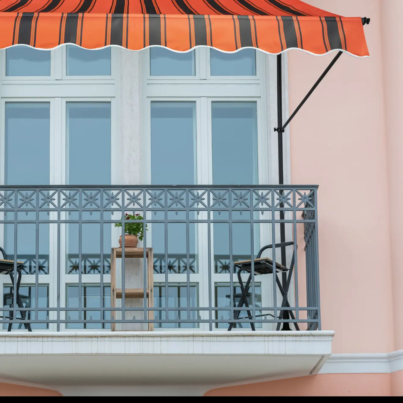 Balkon mit Klemmmarkise JAM 2000, bietet Sonnenschutz und ist an der Fassade montiert