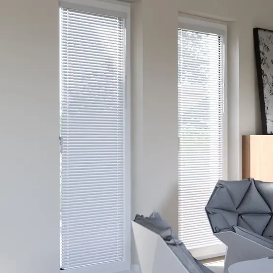 Fenster mit horizontalen Jalousien, 25 mm Lamellen, in modernem Innenraum