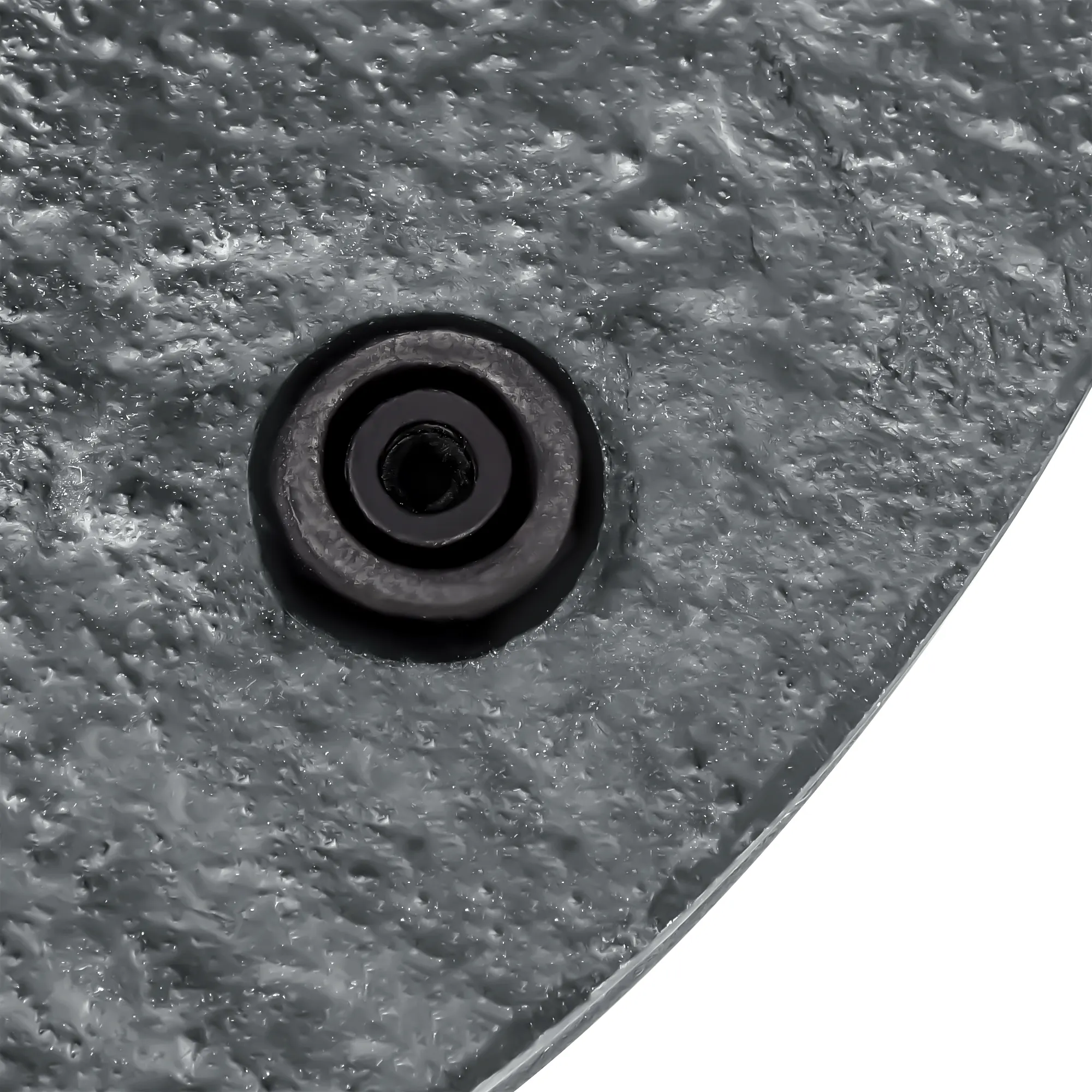 Ombrellone con base su terrazza accanto a zona salotto e gruppo tavoli