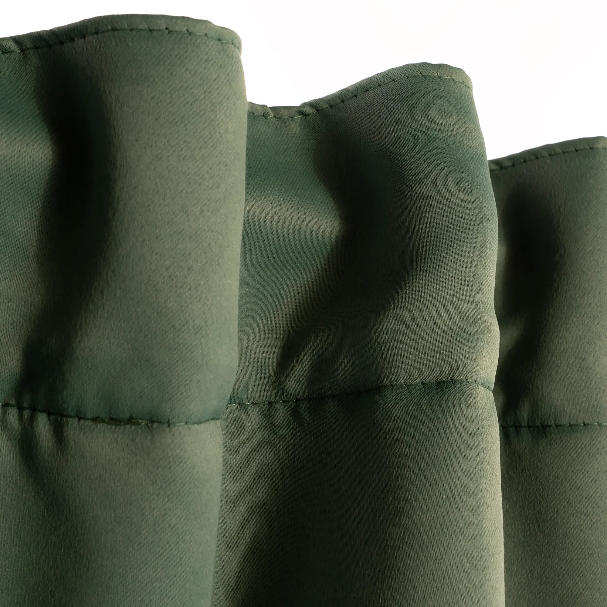 Tenda acustica con nastro combinato, mostra il lato della stanza e della finestra in primo piano, strutturato