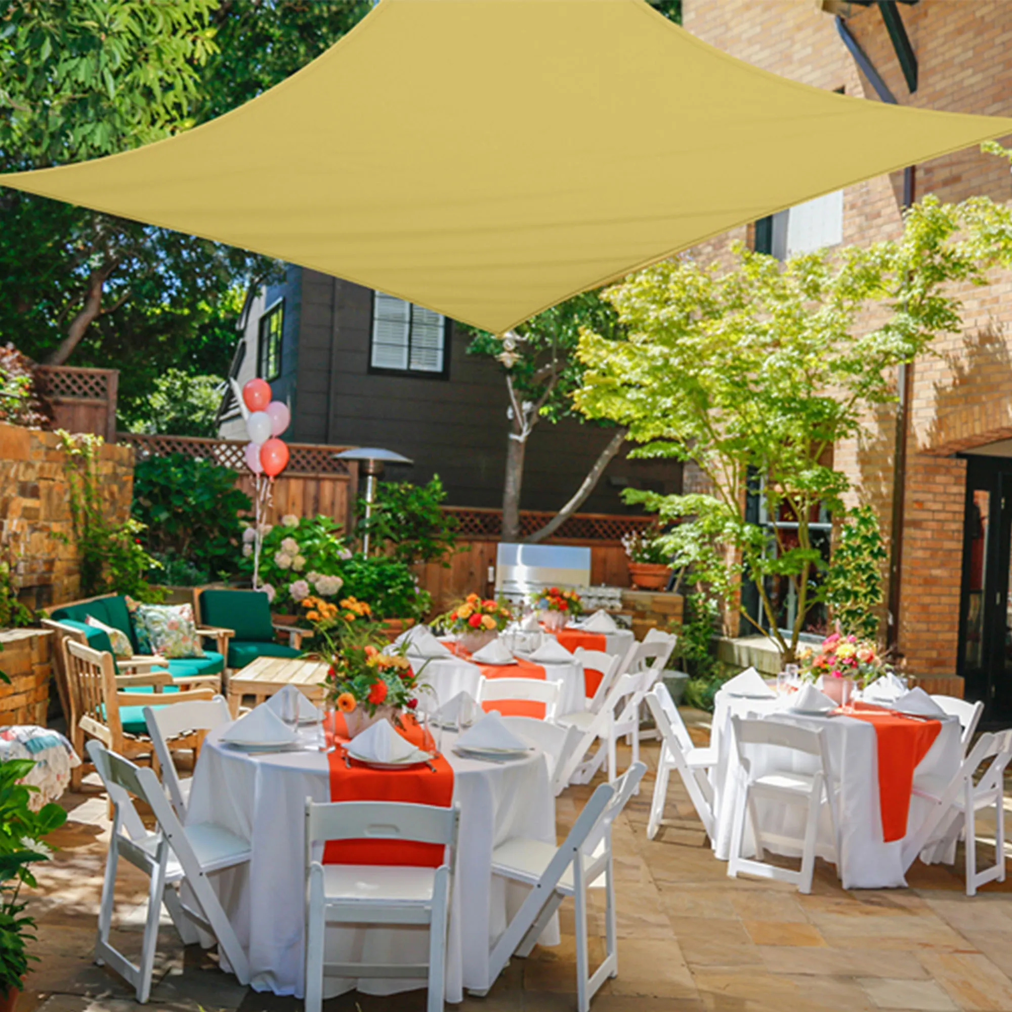 Area giardino con tavoli e sedie, decorata per un evento, con vela solare sopra