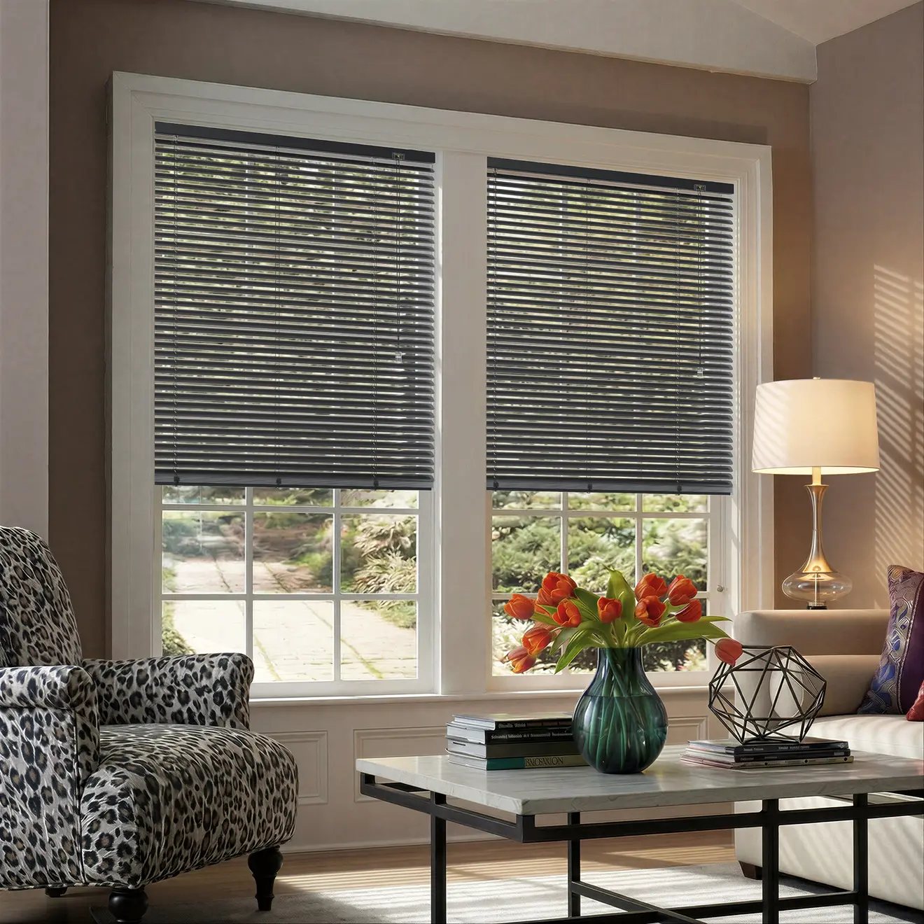 Aluminium-Jalousien am Fenster in eingerichtetem Wohnraum