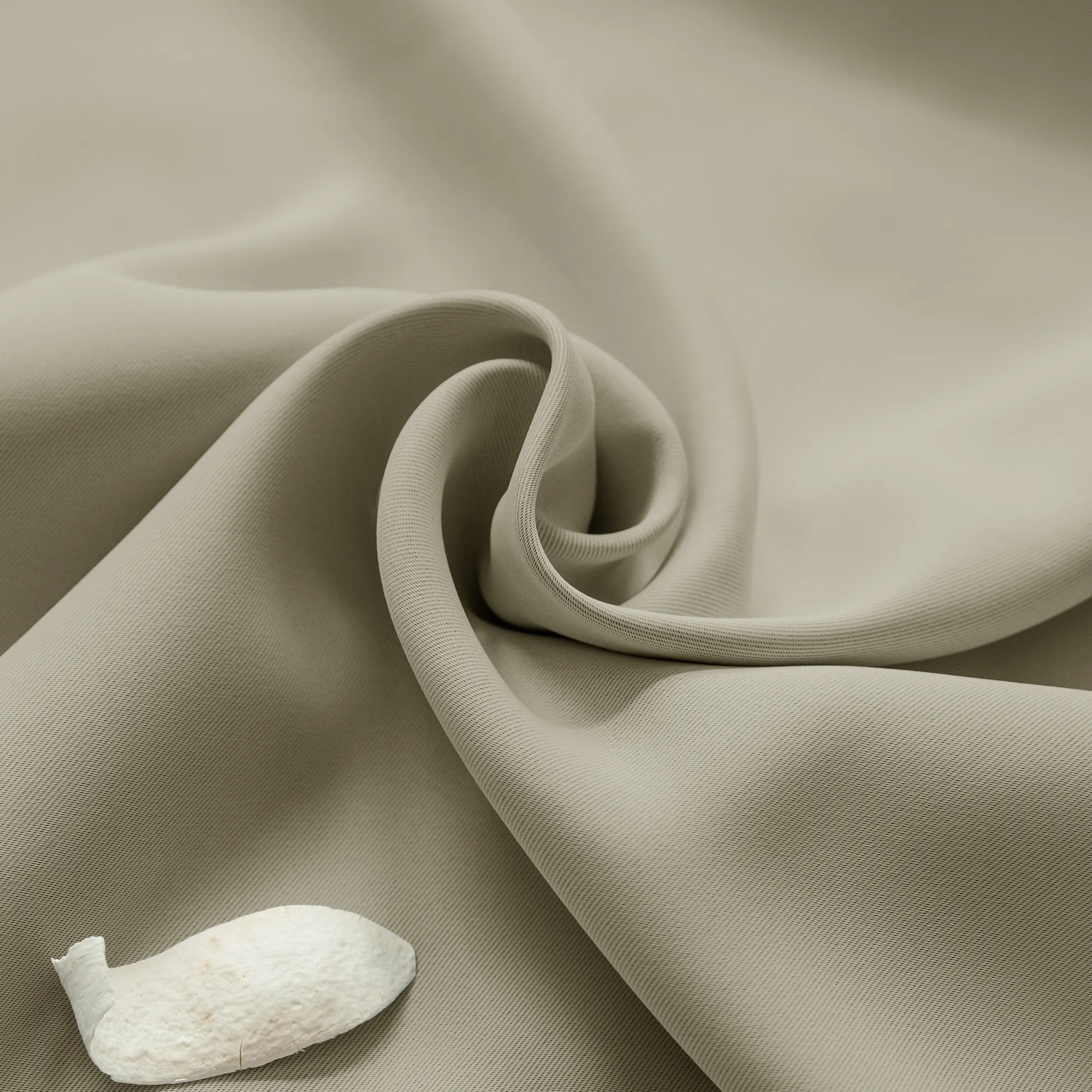 Tessuto pieghettato di una tenda ad anelli con elemento decorativo