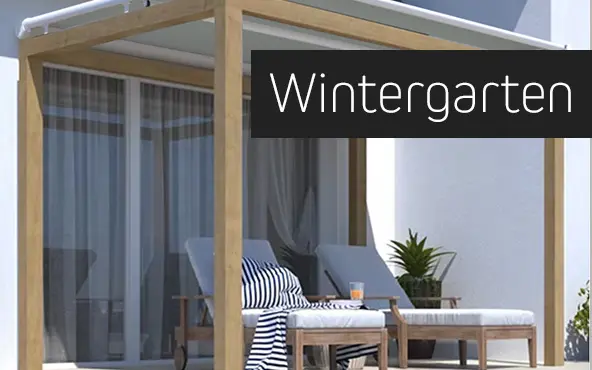 Wintergarten mit Markise, zwei Liegestühlen und einem kleinen Tisch im Freien