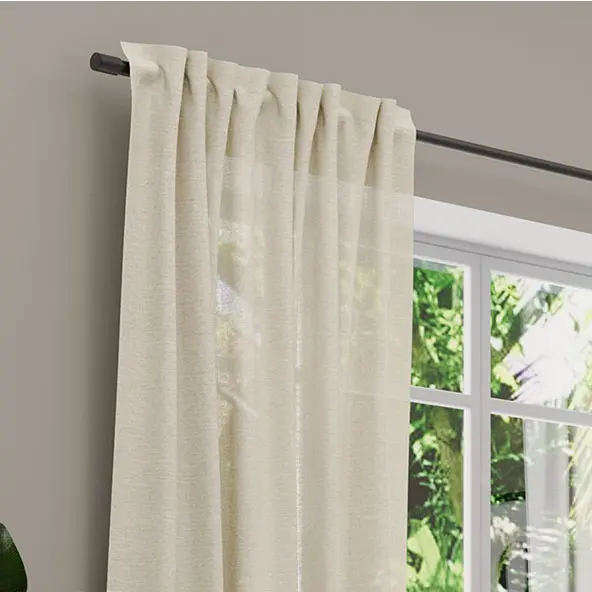 Vorhang an Stange vor Fenster, lichtdurchlässig, schlichtes Design, umweltfreundlich