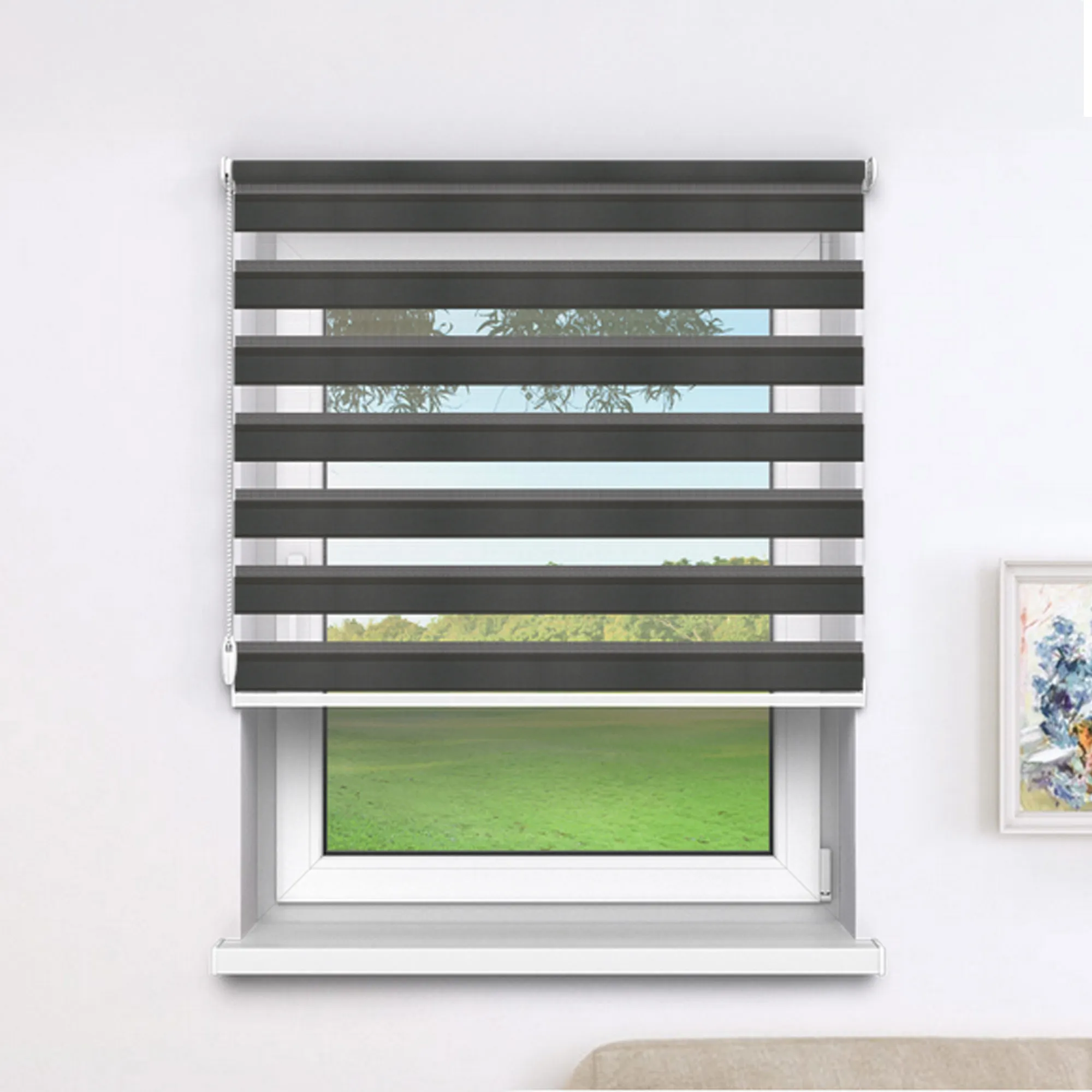 Tenda a rullo doppia su una finestra per la regolazione della luce e protezione della privacy