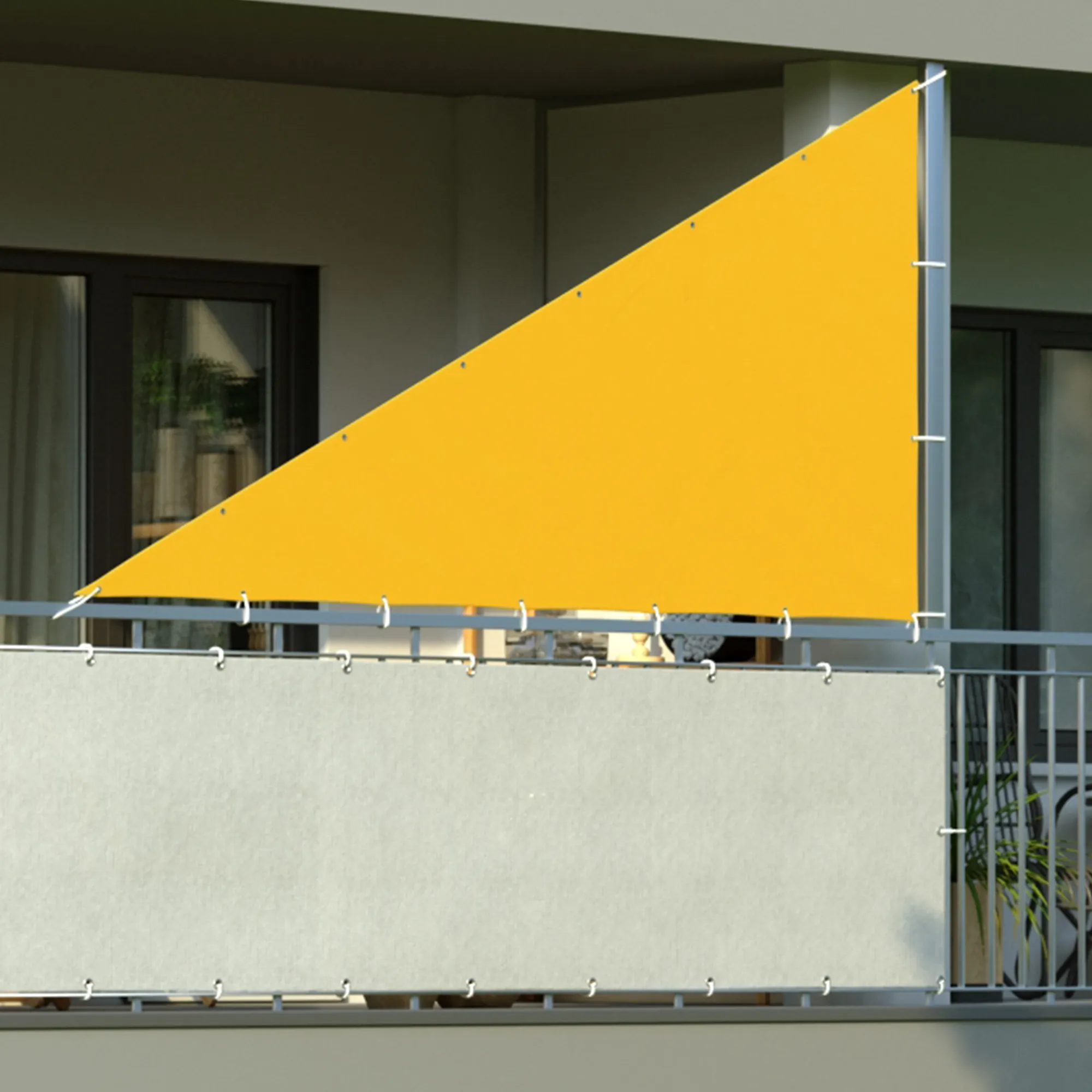 Soluzione personalizzata di protezione visiva e solare montata su balcone