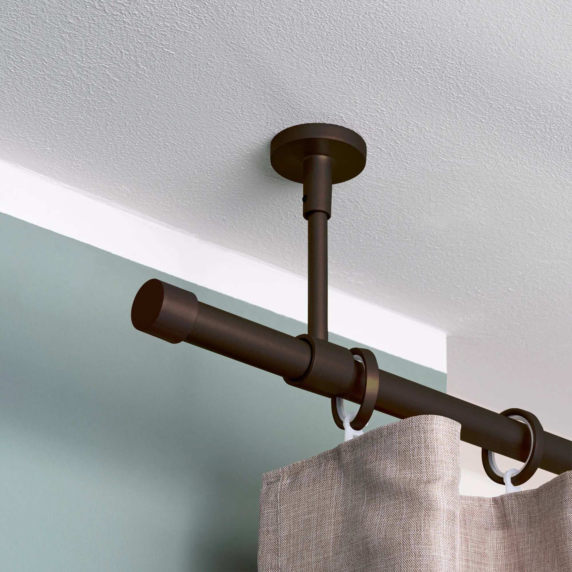 Asta per tende montata a soffitto con anelli e tenda fissata