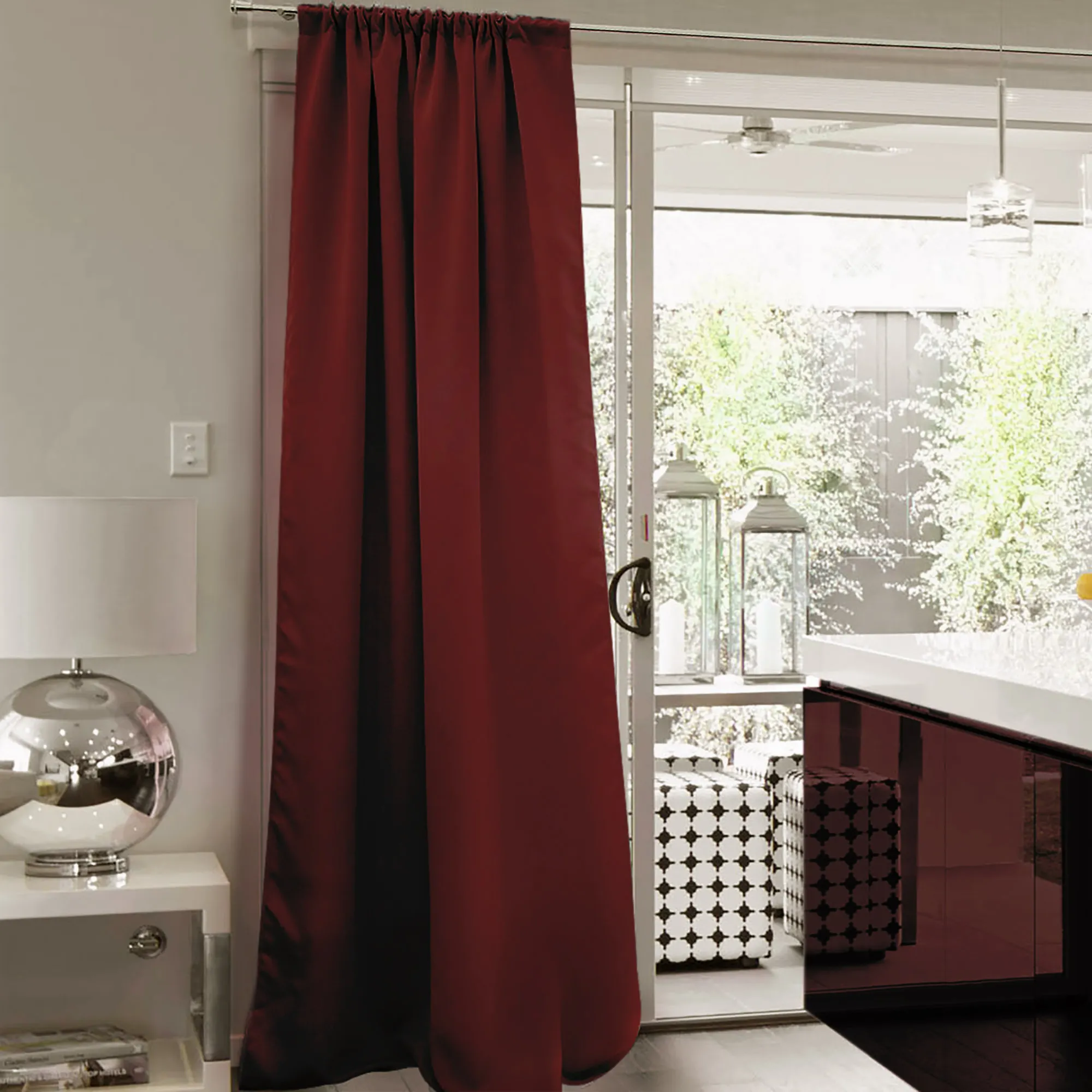 Tenda con arricciatura alla porta del terrazzo in una cucina moderna