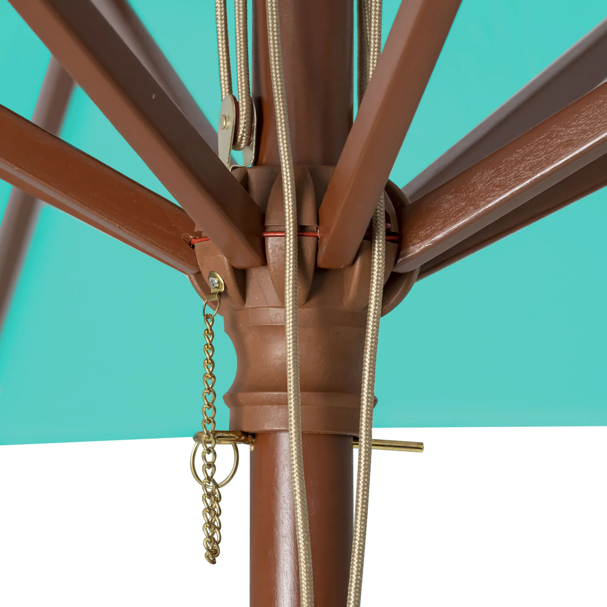 Primo piano di un ombrellone in legno pieghevole con sistema a corda e meccanismo a catena