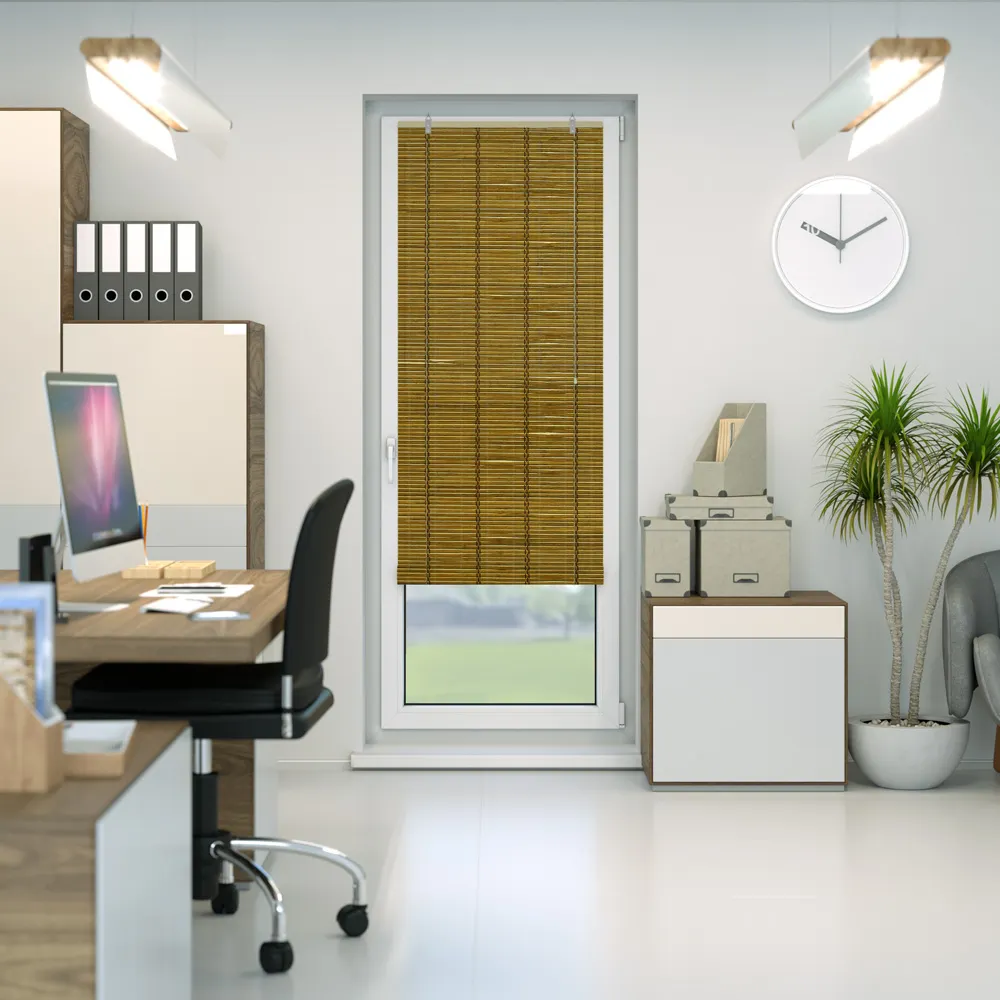 Rullo in bambù su una porta in un ufficio con scrivania e piante sullo sfondo