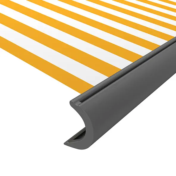 Vorderkante eines Markisentuchs mit gestreiftem Stoff in Nahaufnahme