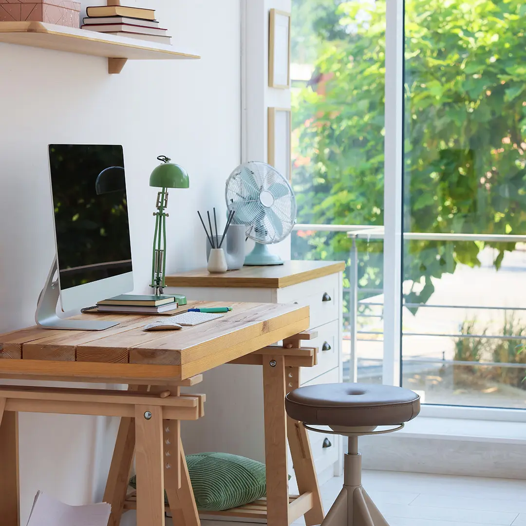 Home Office mit großen Fenstern an einem schönen Sommertag.