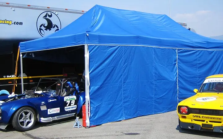 Faltpavillon PRO neben Rennwagen auf Asphaltfläche