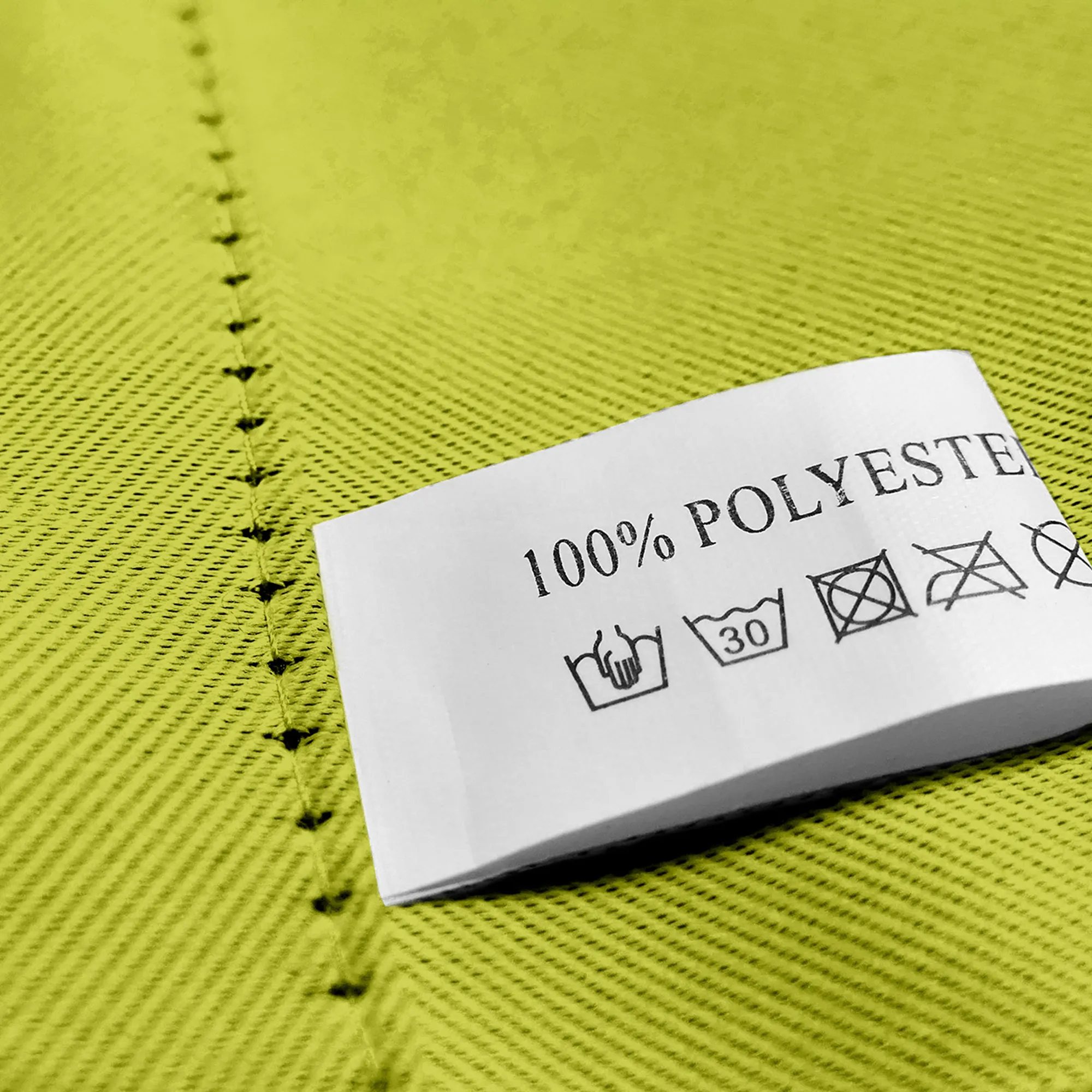 Etichetta su una tenda con istruzioni per la cura e indicazione del materiale in poliestere