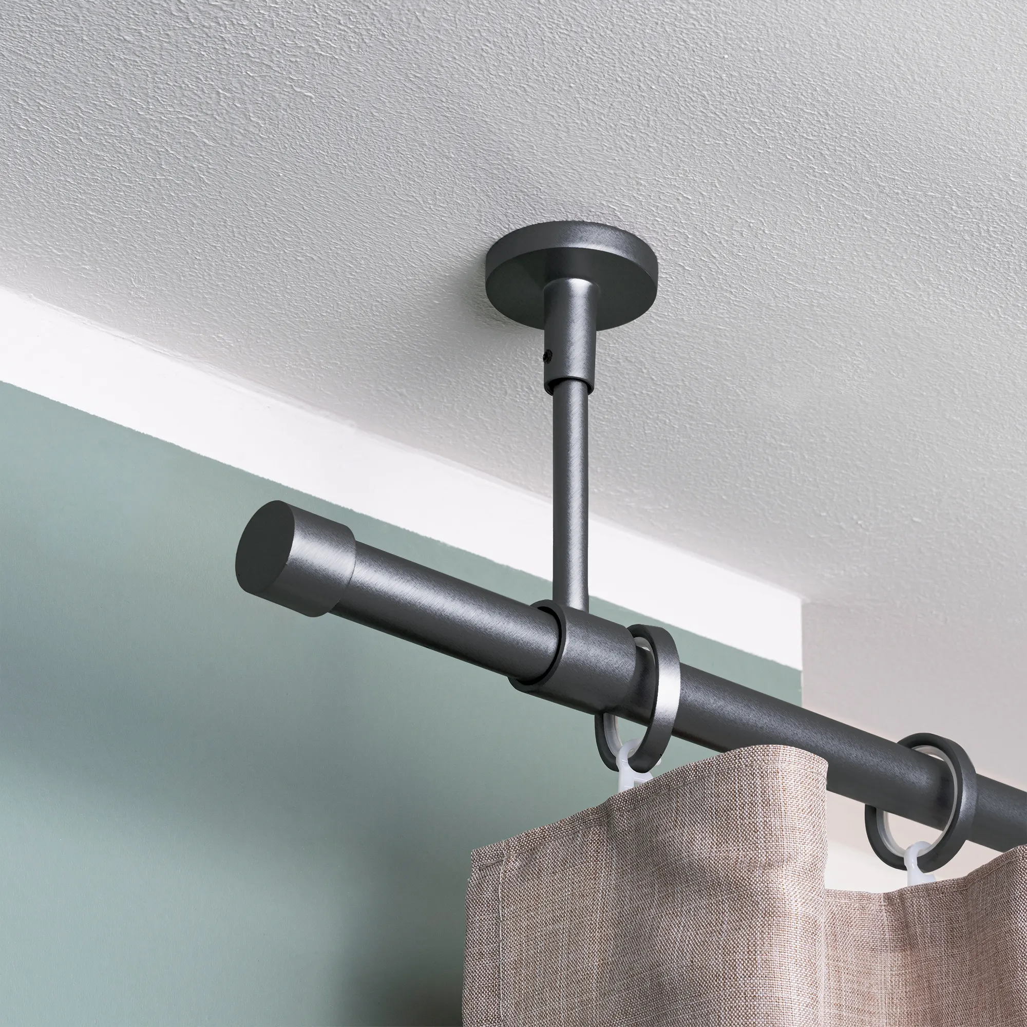 Asta per tende montata a soffitto con anelli e tenda appesa