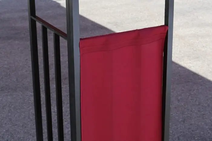 Metallrahmen mit Stoffverkleidung, möglicherweise Teil eines Pavillons oder einer Stütze
