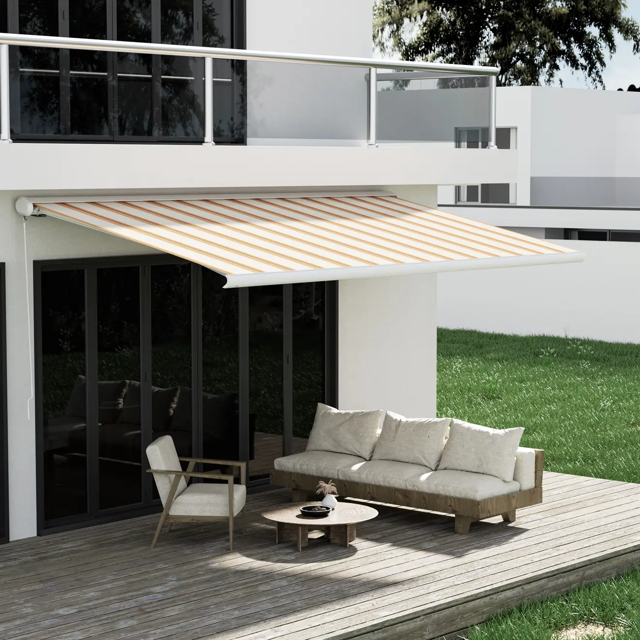 Kassettenmarkise Curve 2000 über Terrasse mit Möbeln und Garten im Hintergrund