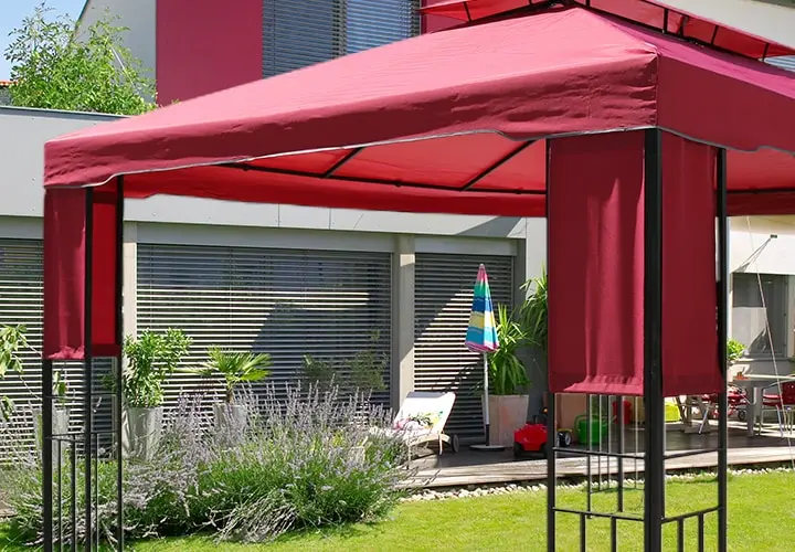 Pavillon mit verkleideten Stützen im Garten vor einem Haus