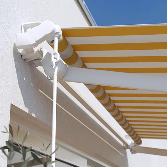 Markise mit Gelenkarmmechanismus an einer Hauswand montiert