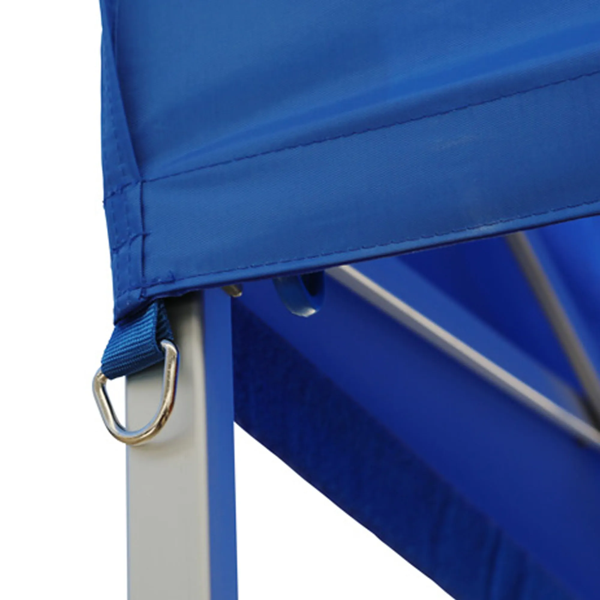 Primo piano di un tetto di gazebo pieghevole con anello in metallo e elementi di fissaggio