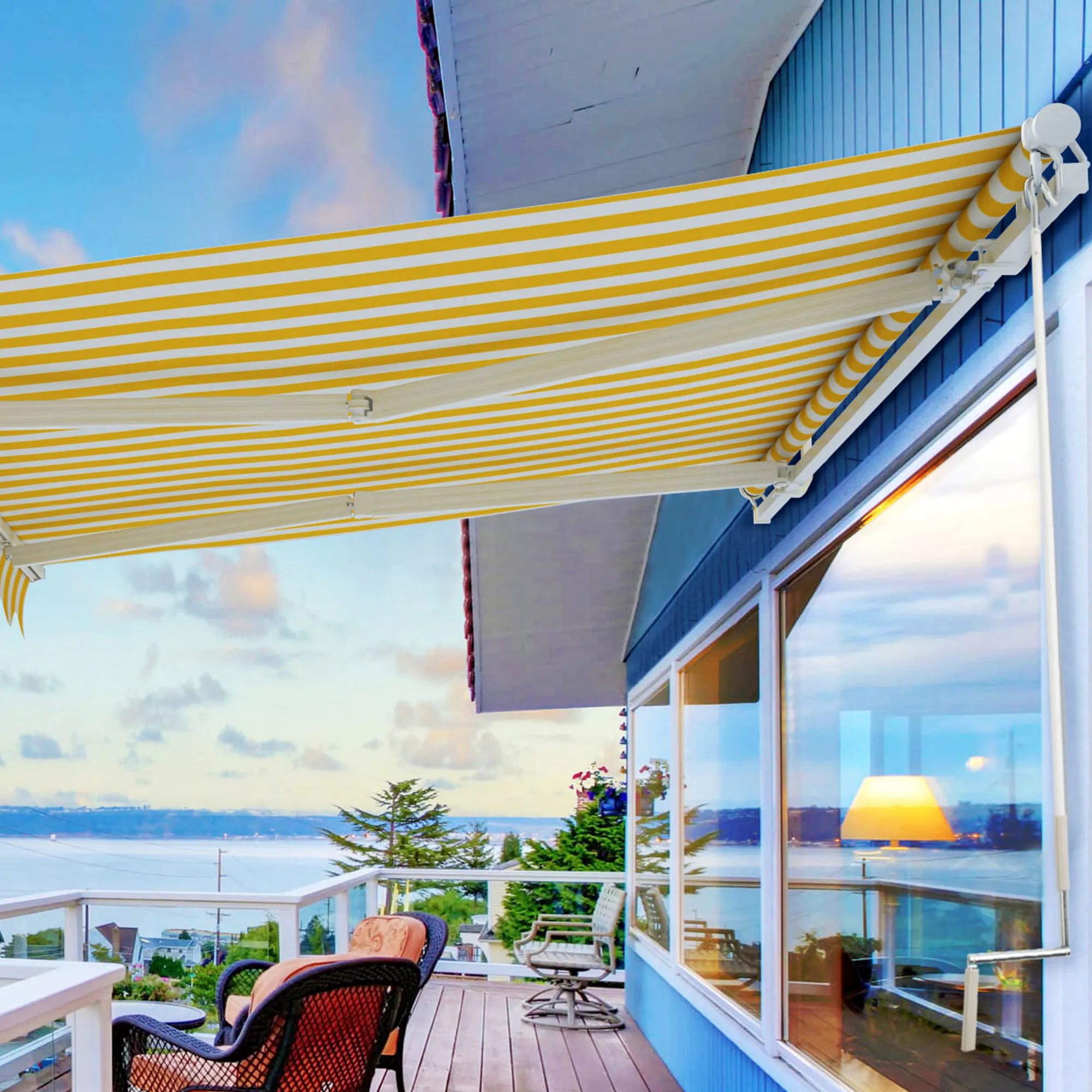 Maniglia a manovella per tende da sole su una terrazza con vista mare e paesaggio circostante