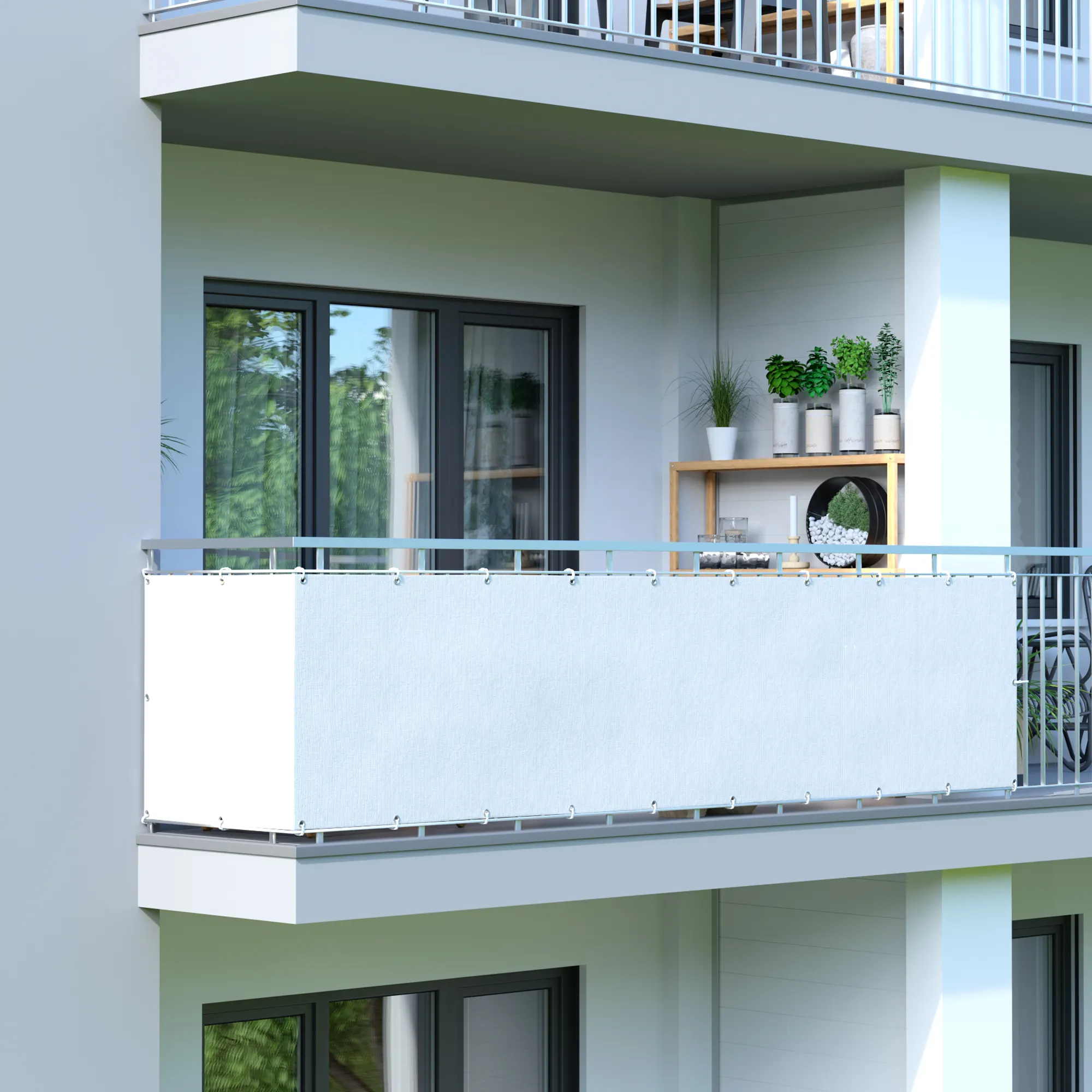 Rivestimento per balcone in HDPE, montato su un parapetto, offre privacy e traspirabilità