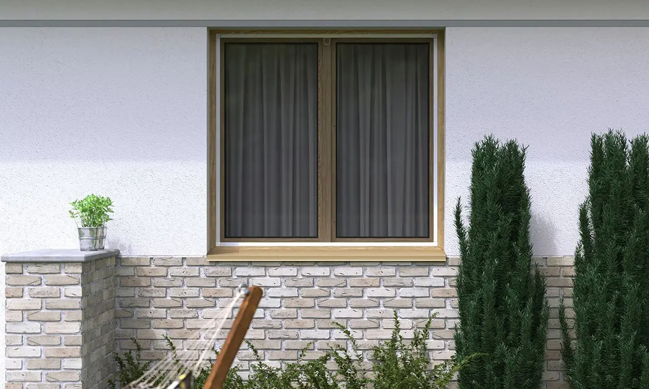 Fenster mit Insektenschutz-Spannrahmen, umgeben von Pflanzen und Mauerwerk