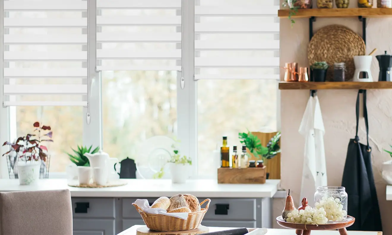 Klemmfix Doppelrollo an Küchenfenster, halbtransparent, mit Pflanzen und Küchenutensilien im Hintergrund