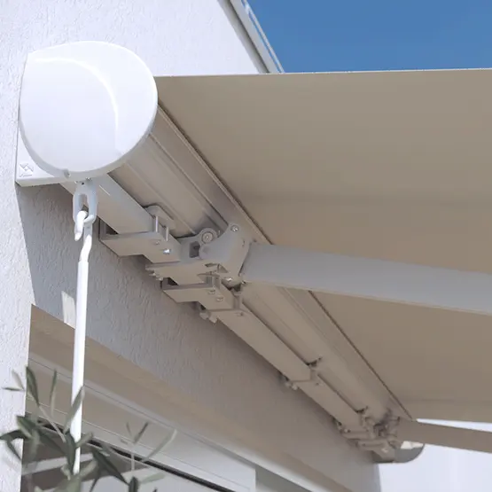 Markise mit mechanischem System an einer Hauswand montiert